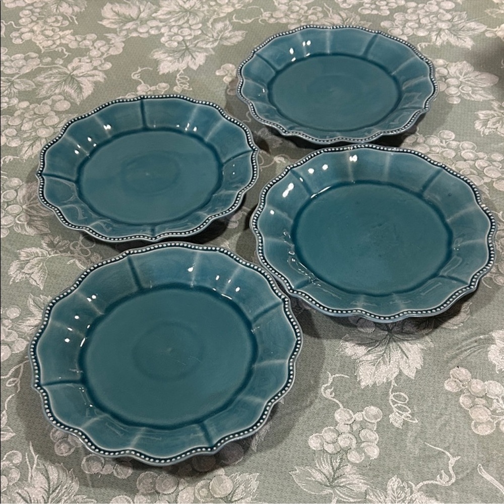 The Pioneer Woman 10” Scalloped Dinner Plates - Set of 4 (Two Available)